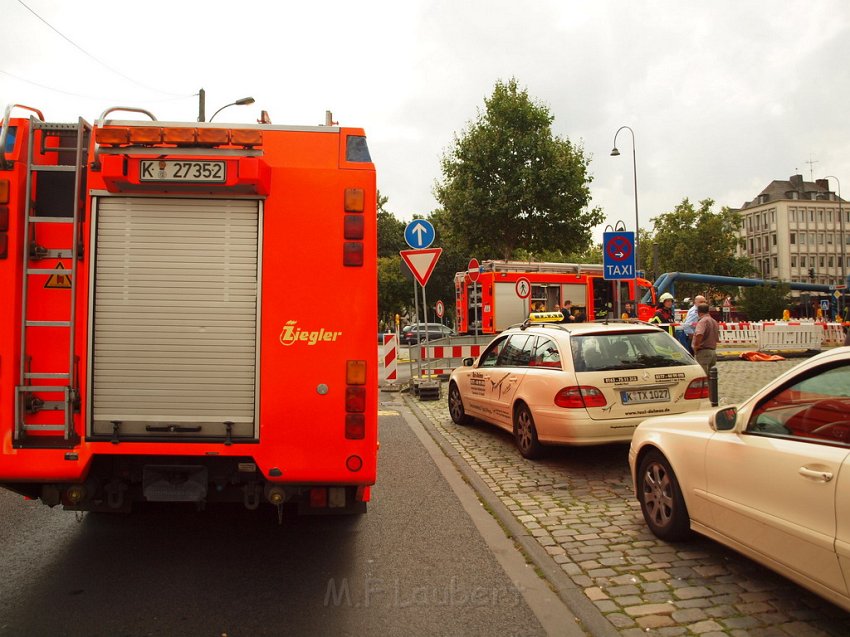 2 Denkmalkletterer hielten Feuerwehr und Polizei in Trapp Koeln Heumarkt P041.JPG